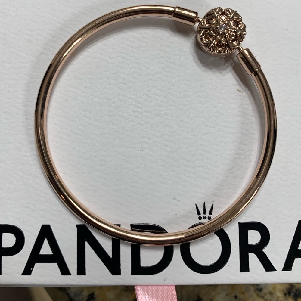 Pandora Moments Sparkling Snowflake Clasp Bangle-Rose Gold Plated - Picture 5 of 9